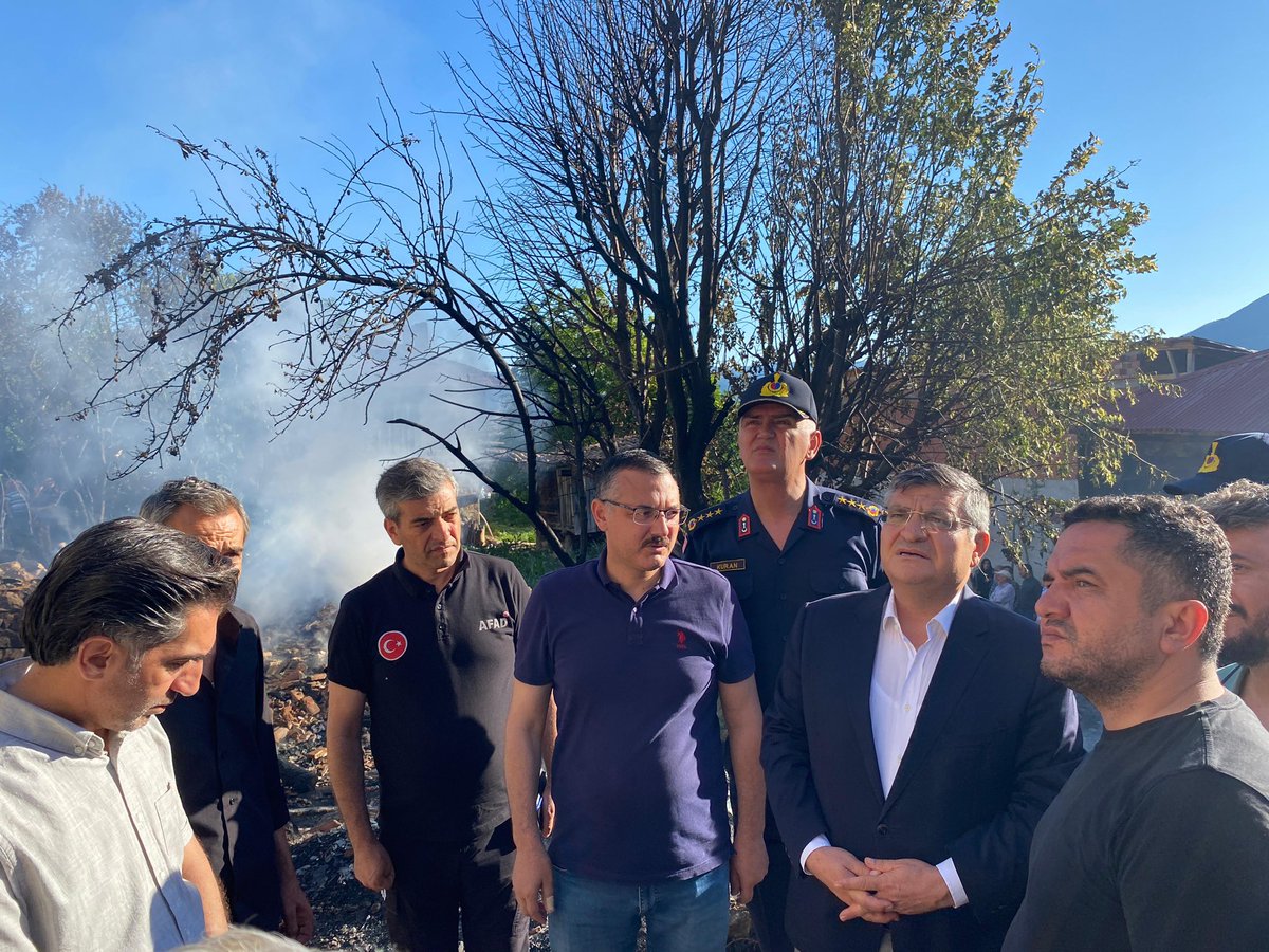 TCSinopValiligi's tweet photo. Geçmiş Olsun #Durağan

📌Valimiz Dr. @mustafaozarslnn, Boyabat Kaymakamı ve Durağan Kaymakam Vekili Enver Yılmaz, Durağan Belediye Başkanı Necmettin Ermiş, İl Jandarma Komutanı J.Kd.Alb.Ferhat Kuran, İl Afet ve Acil Durum Müdürü Ümit Ünal ve ilgili Kurum Müdürleri ile birlikte,

📍Durağan İlçesi Cevizlibağ Köyü’nde meydana gelen yangın mahallinde incelemelerde bulunarak yetkililerden bilgiler aldı. 

📌#Yangın sonrası ilgili kurumlarımız tarafından yürütülen çalışmaları yerinde koordine eden Sayın Valimiz; yangından etkilenen vatandaşlarımıza geçmiş olsun dileklerini iletti.