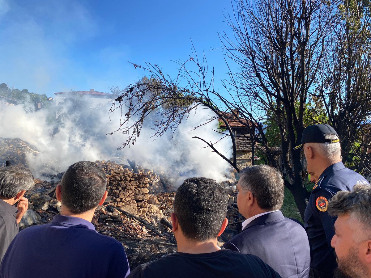 TCSinopValiligi's tweet photo. Geçmiş Olsun #Durağan

📌Valimiz Dr. @mustafaozarslnn, Boyabat Kaymakamı ve Durağan Kaymakam Vekili Enver Yılmaz, Durağan Belediye Başkanı Necmettin Ermiş, İl Jandarma Komutanı J.Kd.Alb.Ferhat Kuran, İl Afet ve Acil Durum Müdürü Ümit Ünal ve ilgili Kurum Müdürleri ile birlikte,

📍Durağan İlçesi Cevizlibağ Köyü’nde meydana gelen yangın mahallinde incelemelerde bulunarak yetkililerden bilgiler aldı. 

📌#Yangın sonrası ilgili kurumlarımız tarafından yürütülen çalışmaları yerinde koordine eden Sayın Valimiz; yangından etkilenen vatandaşlarımıza geçmiş olsun dileklerini iletti.