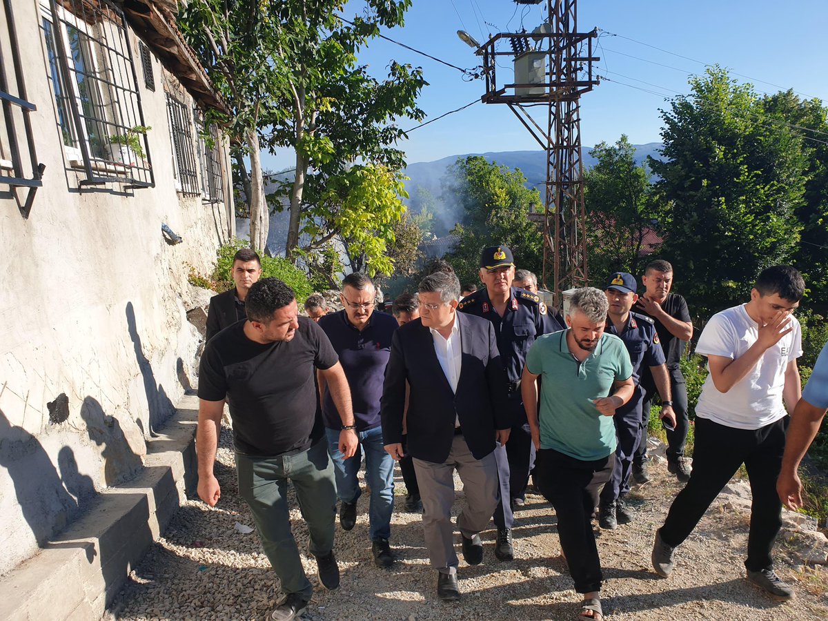 TCSinopValiligi's tweet photo. Geçmiş Olsun #Durağan

📌Valimiz Dr. @mustafaozarslnn, Boyabat Kaymakamı ve Durağan Kaymakam Vekili Enver Yılmaz, Durağan Belediye Başkanı Necmettin Ermiş, İl Jandarma Komutanı J.Kd.Alb.Ferhat Kuran, İl Afet ve Acil Durum Müdürü Ümit Ünal ve ilgili Kurum Müdürleri ile birlikte,

📍Durağan İlçesi Cevizlibağ Köyü’nde meydana gelen yangın mahallinde incelemelerde bulunarak yetkililerden bilgiler aldı. 

📌#Yangın sonrası ilgili kurumlarımız tarafından yürütülen çalışmaları yerinde koordine eden Sayın Valimiz; yangından etkilenen vatandaşlarımıza geçmiş olsun dileklerini iletti.