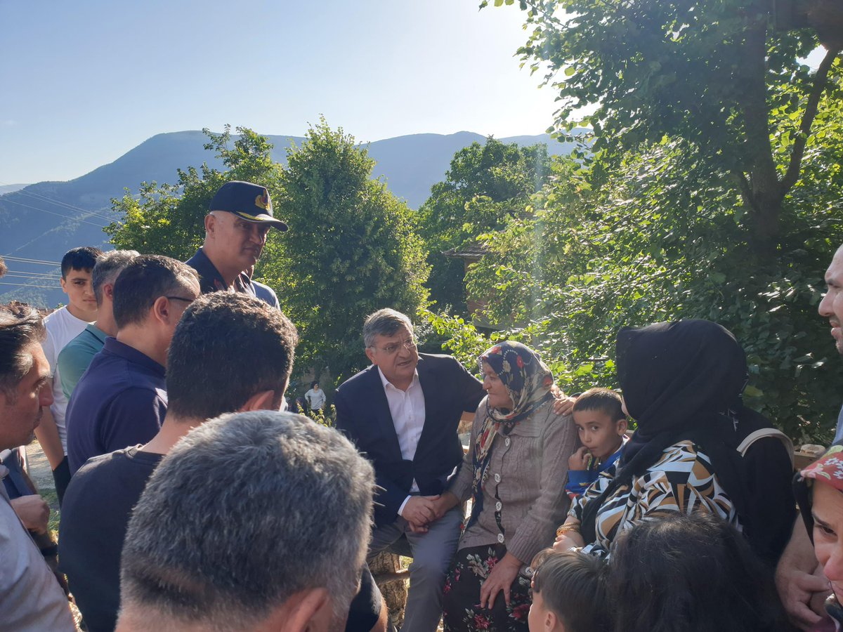 TCSinopValiligi's tweet photo. Geçmiş Olsun #Durağan

📌Valimiz Dr. @mustafaozarslnn, Boyabat Kaymakamı ve Durağan Kaymakam Vekili Enver Yılmaz, Durağan Belediye Başkanı Necmettin Ermiş, İl Jandarma Komutanı J.Kd.Alb.Ferhat Kuran, İl Afet ve Acil Durum Müdürü Ümit Ünal ve ilgili Kurum Müdürleri ile birlikte,

📍Durağan İlçesi Cevizlibağ Köyü’nde meydana gelen yangın mahallinde incelemelerde bulunarak yetkililerden bilgiler aldı. 

📌#Yangın sonrası ilgili kurumlarımız tarafından yürütülen çalışmaları yerinde koordine eden Sayın Valimiz; yangından etkilenen vatandaşlarımıza geçmiş olsun dileklerini iletti.