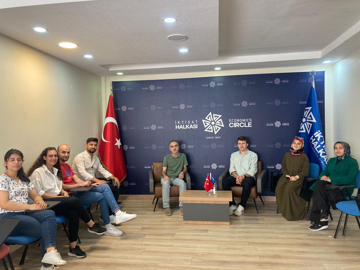 iktisathalkasi's tweet image. Staj programının son haftasında, Dr. Ümit Acar ile Overleaf üzerinden LaTeX programını kullanarak yaratıcı sunumlar hazırlama tekniklerini öğrendik ve Excel’de çeşitli formüllerin kullanımını keşfettik. 🌟📊✨

#İktisatHalkası #StajProgramı #LaTeX #Overleaf #Excel #SunumHazırlama