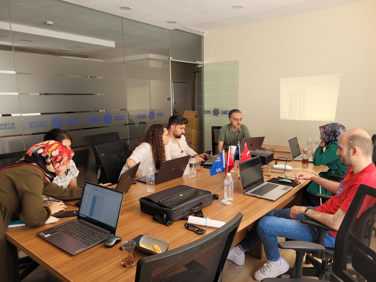 iktisathalkasi's tweet image. Staj programının son haftasında, Dr. Ümit Acar ile Overleaf üzerinden LaTeX programını kullanarak yaratıcı sunumlar hazırlama tekniklerini öğrendik ve Excel’de çeşitli formüllerin kullanımını keşfettik. 🌟📊✨

#İktisatHalkası #StajProgramı #LaTeX #Overleaf #Excel #SunumHazırlama