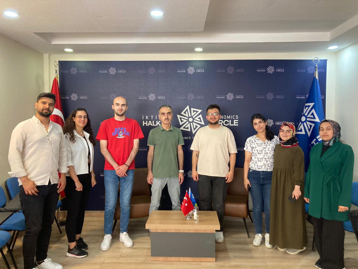 iktisathalkasi's tweet image. Staj programının son haftasında, Dr. Ümit Acar ile Overleaf üzerinden LaTeX programını kullanarak yaratıcı sunumlar hazırlama tekniklerini öğrendik ve Excel’de çeşitli formüllerin kullanımını keşfettik. 🌟📊✨

#İktisatHalkası #StajProgramı #LaTeX #Overleaf #Excel #SunumHazırlama