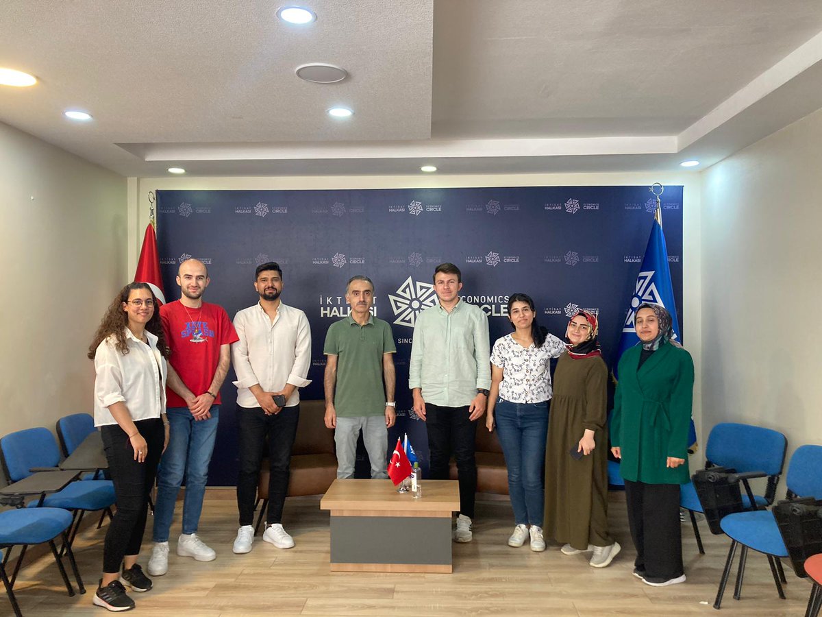 iktisathalkasi's tweet image. Staj programının son haftasında, Dr. Ümit Acar ile Overleaf üzerinden LaTeX programını kullanarak yaratıcı sunumlar hazırlama tekniklerini öğrendik ve Excel’de çeşitli formüllerin kullanımını keşfettik. 🌟📊✨

#İktisatHalkası #StajProgramı #LaTeX #Overleaf #Excel #SunumHazırlama