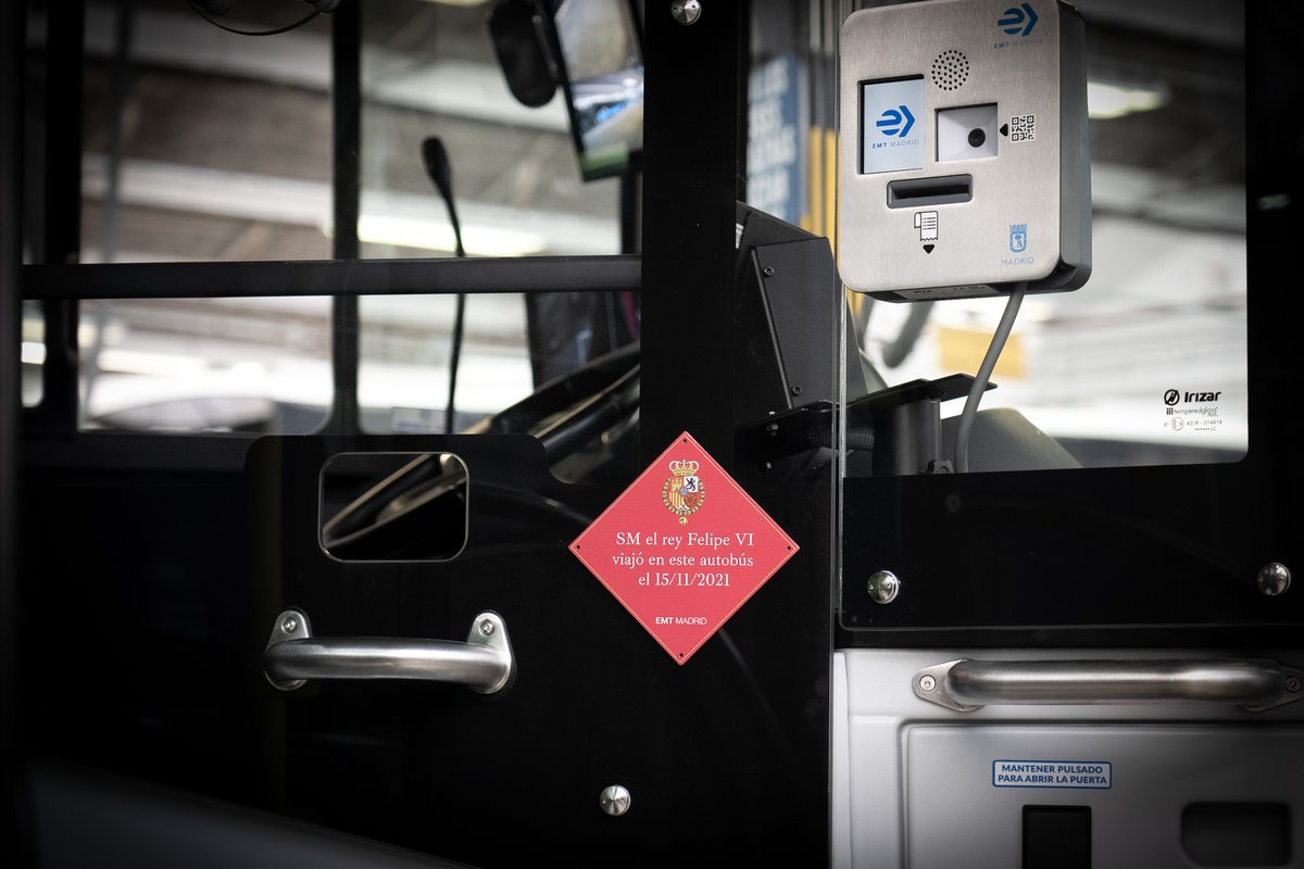 EMTmadrid's tweet photo. 🔍Si vas a coger la línea 001, presta mucha atención: podrías estar subiendo a un bus histórico, el 1️⃣3️⃣8️⃣.

🔙 El 15 de noviembre de 2021, Felipe VI viajó en este autobús🚌 

🔶Podrás encontrar esta placa conmemorativa en el interior del vehículo😊 https://t.co/geq5uGRGFL