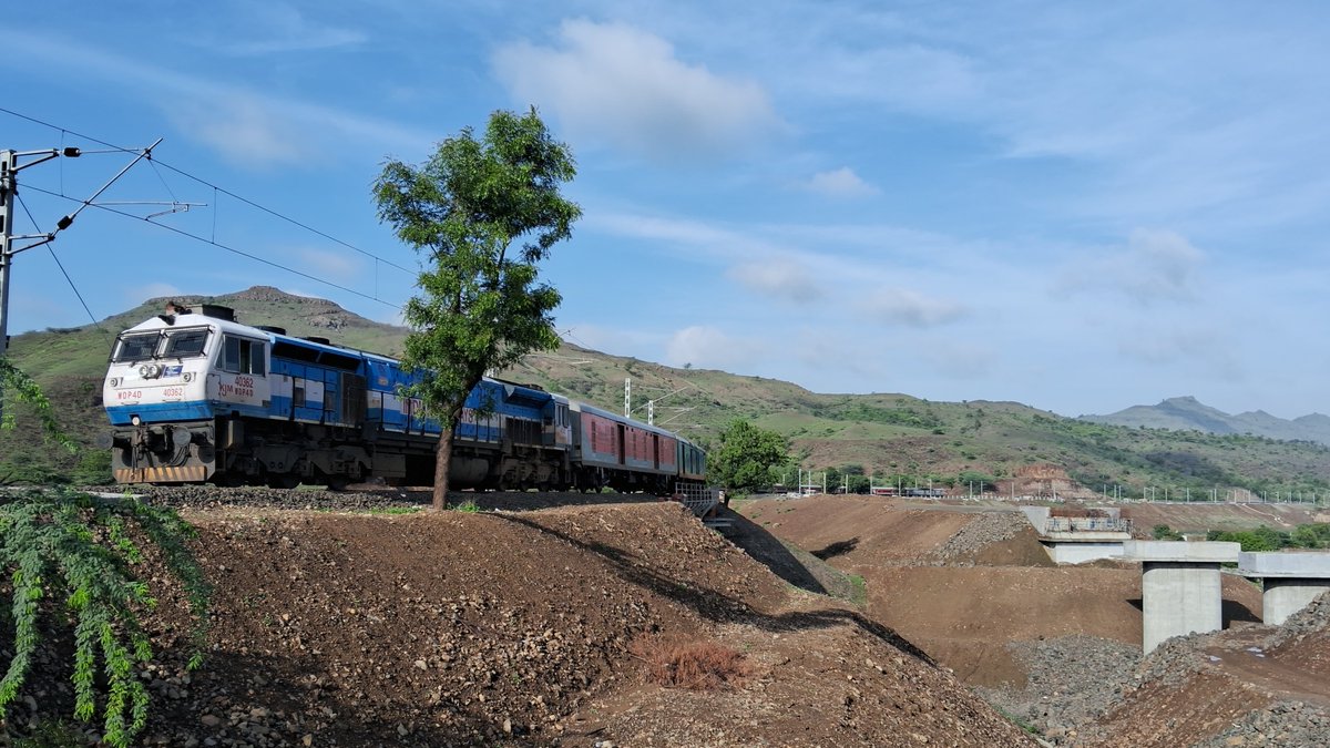 ChetanNeware4's tweet photo. 12782 Nizamuddin-Mysore SwarnaJayanti Passes from Scenic Shindawane Ghat territory of CR Pune.
.
#raildrishti @drmpune @Central_Railway @RailMinIndia https://t.co/rfm047DLjB