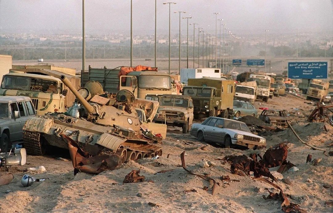 histoire_colo's tweet photo. La "route de la mort" située entre le Koweït et l'Irak. Les restes de près de 2k véhicules y ont été abandonnés après que des avions et des forces terrestres américains, canadiens, britanniques et français ont attaqué les militaire irakien qui tentait de quitter le Koweït. https://t.co/puLWDQJ8Ch