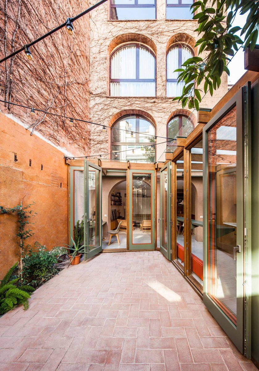 Green House en Barcelona
Anna &amp; Eugeni Bach
arquitecturaviva.com/obras/green-ho…
El proyecto consiste en la reforma y la ampliación de una vivienda de dos plantas, ubicada en los bajos de una finca entre medianeras, en el barrio barcelonés de Sants. La casa existente albergaba una cocina y un
