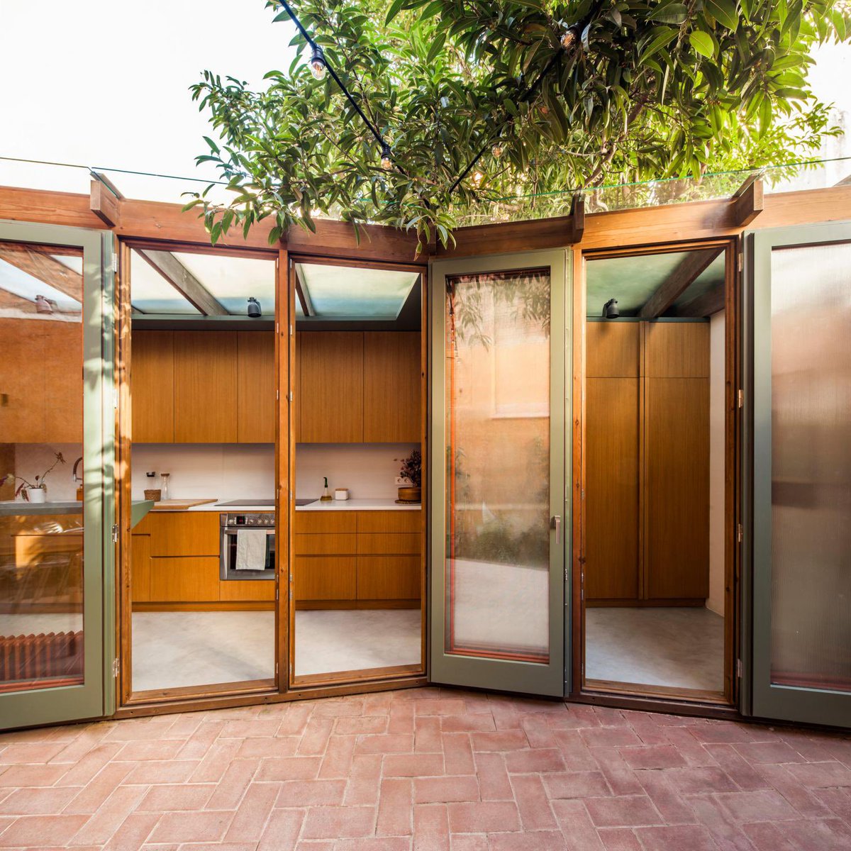 arquitect_viva's tweet photo. Green House en Barcelona
Anna & Eugeni Bach
https://t.co/lz9tOqYz1f
El proyecto consiste en la reforma y la ampliación de una vivienda de dos plantas, ubicada en los bajos de una finca entre medianeras, en el barrio barcelonés de Sants. La casa existente albergaba una cocina y un comedor en la planta baja, en contacto con el patio, y habitaciones en la planta primera, pero no tenía salón. La intervención parte de la premisa de dotar a la vivienda de este nuevo espacio en contacto con el exterior.