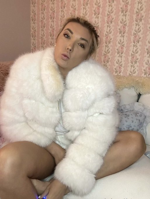 Send me kisses in the comments ? https://t.co/yjmlaghFNi
