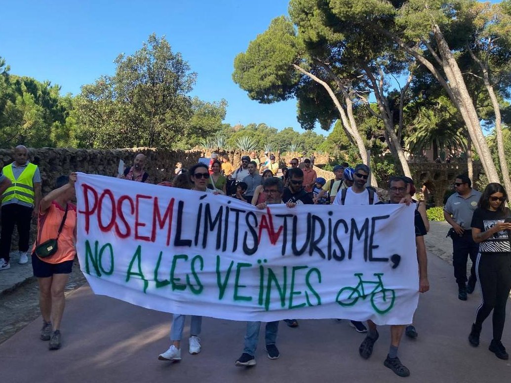 #PosemLímitsAlTurisme, no a les veïnes!

L'<a href="/abaldirireixac/">AFAbaldirireixac</a> ho té molt clar, i així ho va expressar ahir en protesta per les multes per anar a l'escola amb bici amb la canalla.

També s'han adherit a la convocatòria del 6 de juliol.
Vosaltres encara no?
forms.komun.org/manifestacio-p…