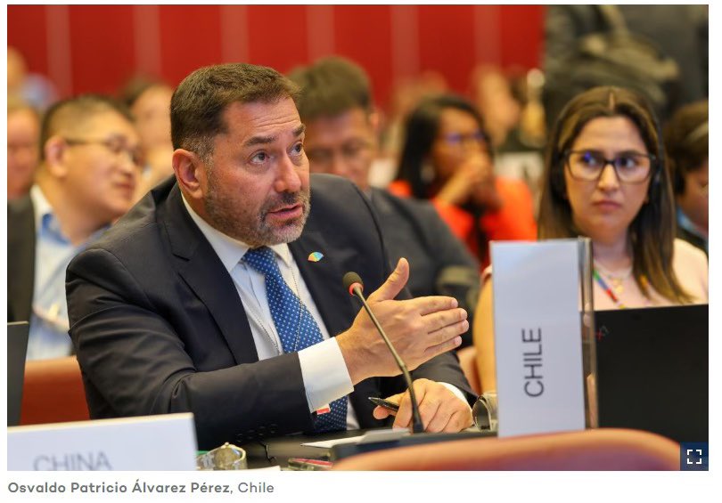 Thank you @iisd_enb for the photograph while participating at the @unep 3rd SPP OEWG being held in #geneva #switzerland this week at the @cicg_geneva (Also, in the photo, @stmariadelmar from #costarica 🇨🇷)