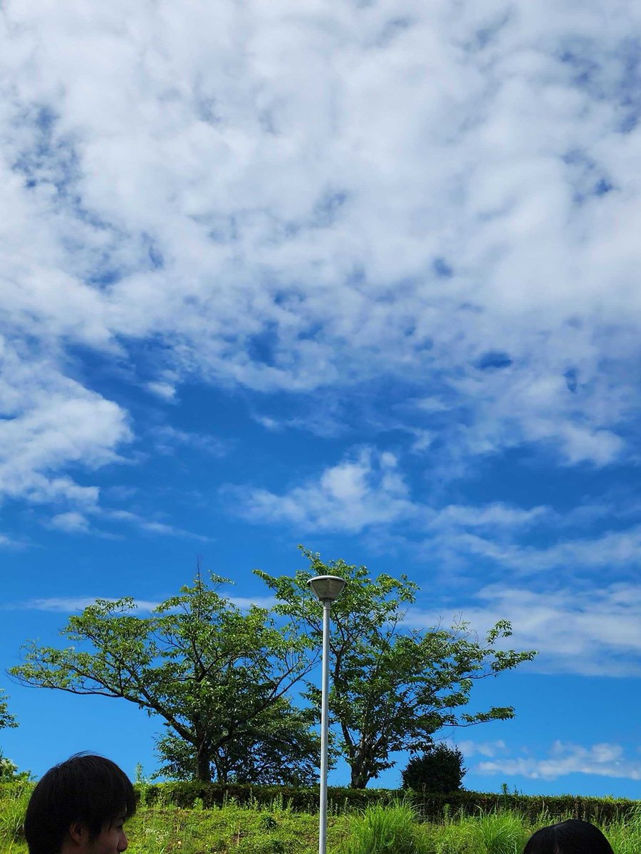 KTrunk00's tweet photo. 昨日は、午前中🌧️🌧️　午後☀️☀️
雨上がり真っ青な空！！！！
空をゆっくり眺めて、幸せが感じられる余裕を持っておきたい！
今週も後半戦がんばっていきましょう！
＃宮崎　＃コワーキングスペース https://t.co/BA1bkZmGLj
