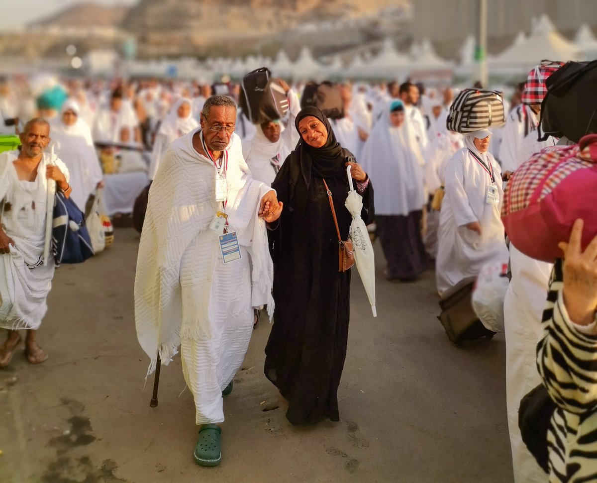 من تصويري في مشعر منى لحجاج بيت الله الحرام، وماتتخيلوا قد كيف مشاعري سعيدة والاسعد بالتقاطي لصورة هالحجة اللطيفة الجميلة، شافتني رافعة جوالي اصور ابتسمت وحلت يومي ولقطتي، ربي يسعدها
#نجاح_موسم_الحج_١٤٤٥
#نجاح_حج_١٤٤٥
#حج_١٤٤٥هـ
#حج_آمن
#حجاج_١٤٤٥هـ
#يسر_وطمأنينة