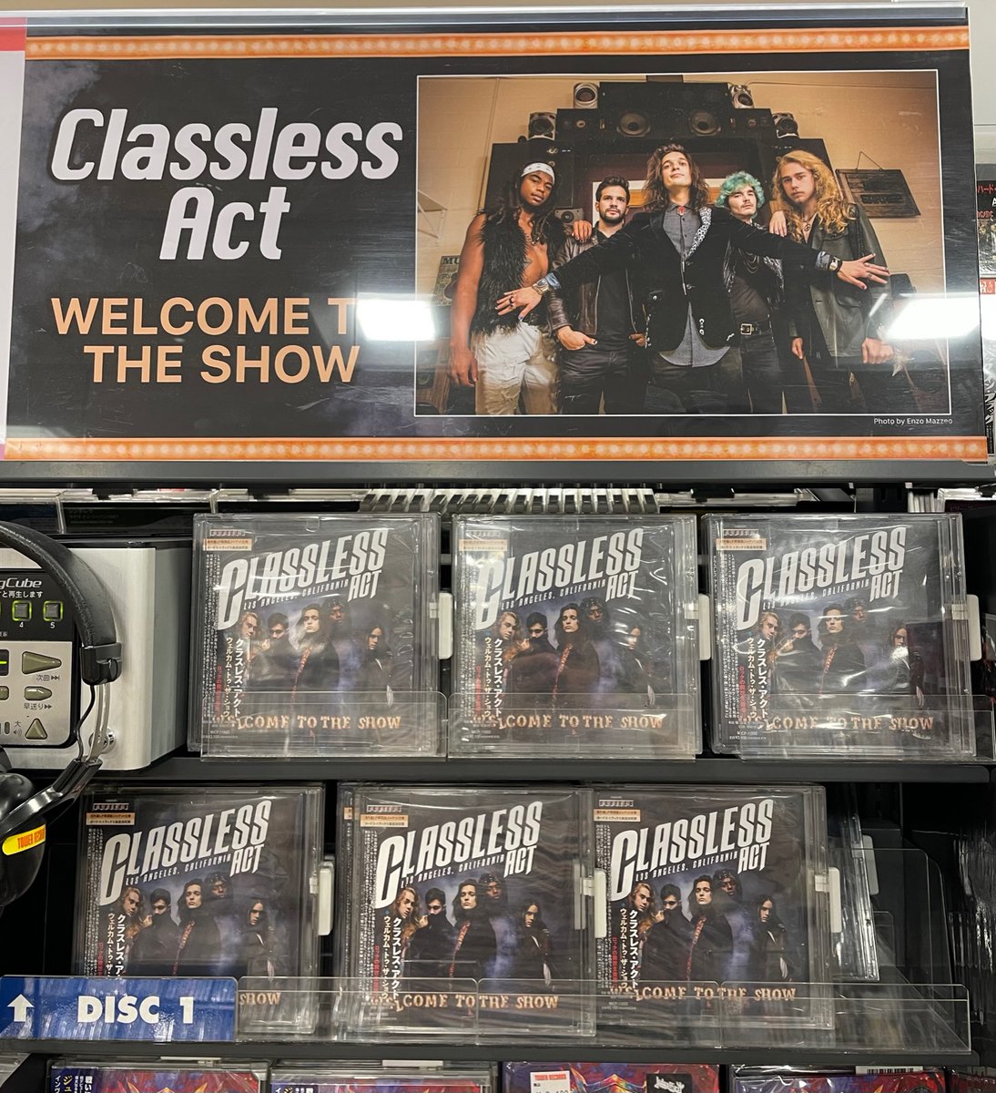 TOWER_Shinjuku's tweet photo. 【#ClasslessACT】
HR界の大物新人がデビュー作『ウェルカム・トゥ・ザ・ショウ』で登場‼️
デフレパ&モトリーのツアー前座に起用されVoのデレックがテイラー・ホーキンス��リビュートライブに参加したのが本バンドクラスレス・アクト😆
バイヤー激押し盤😆
#クラスレス・アクト
#METAL
#CD入荷情報 https://t.co/hxJbLTut82