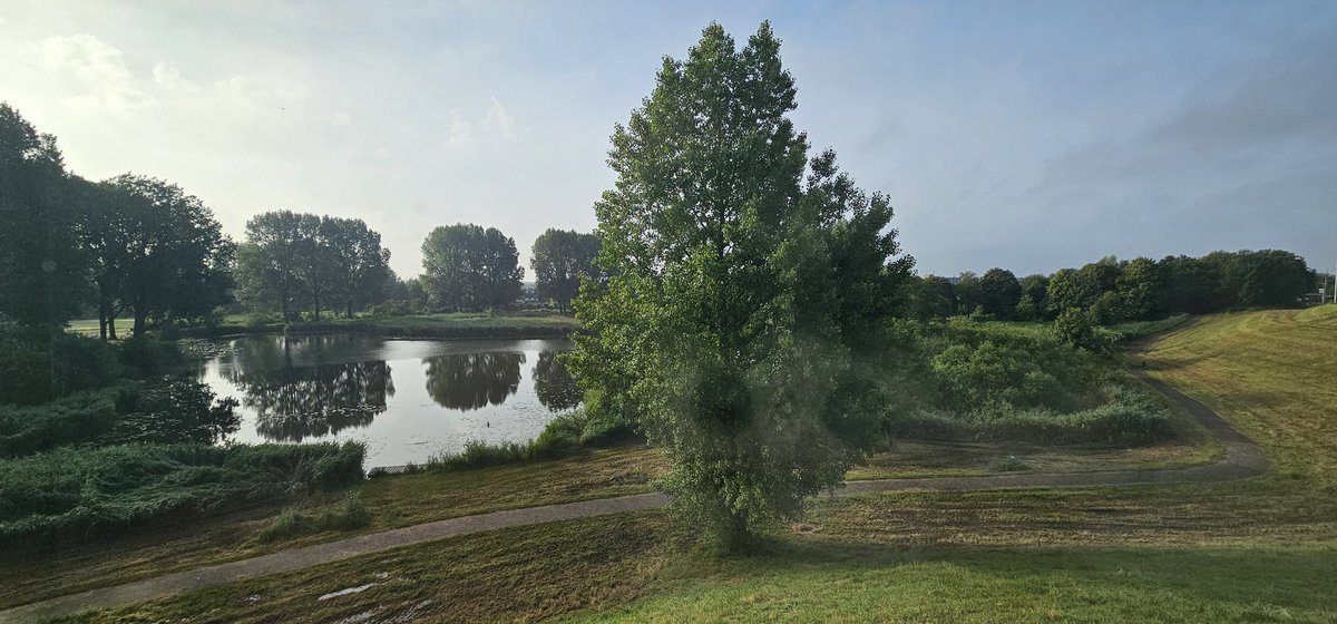 Daar zijn we weer....
Een werkdag vol met overleggen en een gesprek met een  mogelijke nieuwe toevoeging aan de club wijkagenten😉 Verder gaan we duiken in een berg met admimistratieve zaken!😒
Dit is nu mijn uitzicht...! #nietslecht
Wat is jouw uitzicht??  #foto