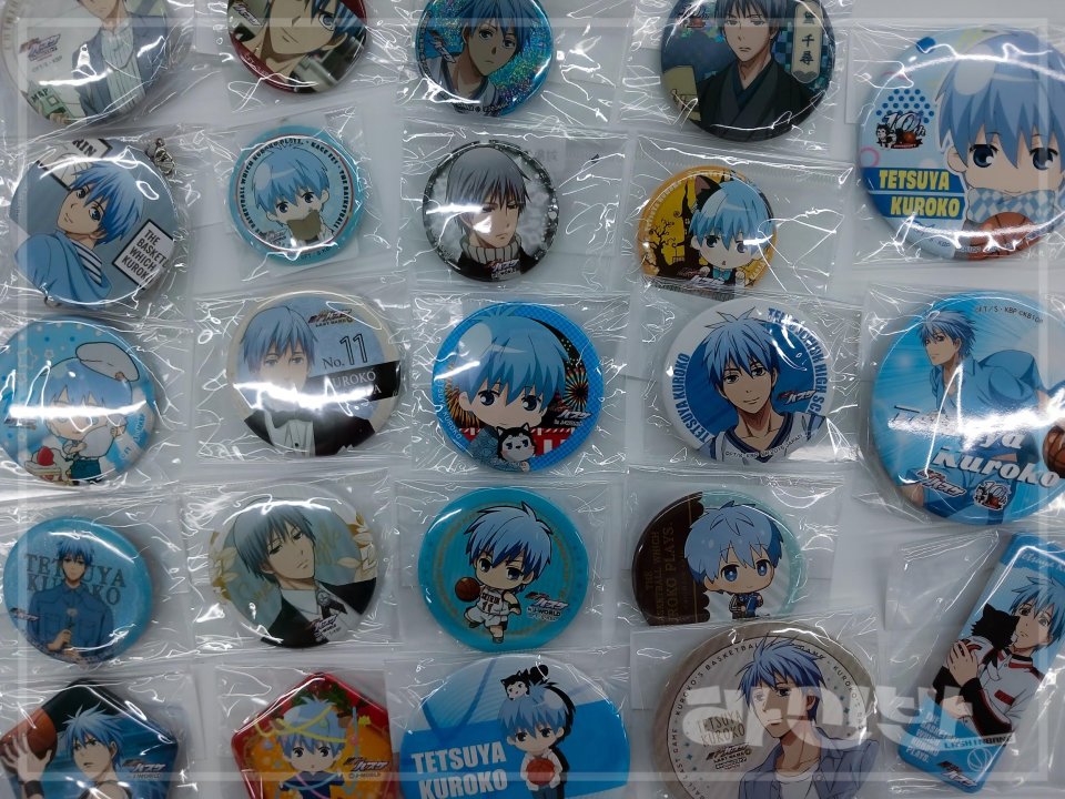 라신반 서울 1호점 상황 업데이트! #쿠로코의농구 추가 중고 캔뱃지들 입고되어서 진열완료했습니다! 매장 제일 안쪽, 계산대 바로 앞에 <스포츠...