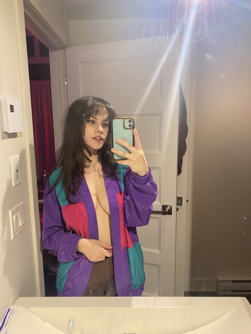 new haircut&rsquo;s makin me feel like someone&rsquo;s horny aunt https://t.co/ywItqZRlrA