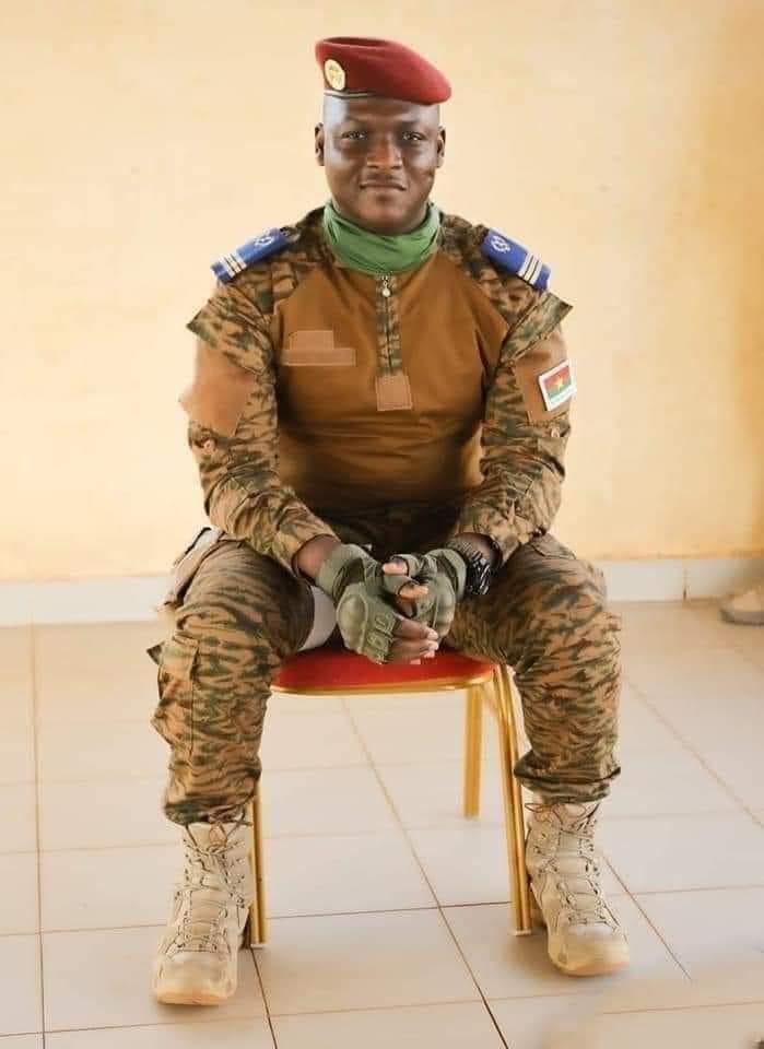 Longue vie à vous <a href="/CapitaineIb226/">Capitaine Ibrahim TRAORÉ</a> 🇧🇫♥️♥️♥️♥️! Que vos ennemis, les ennemis du pays des Hommes intègres soient confondus et foudroyés. Que Dieu protège le Faso et les pays de l’#AES