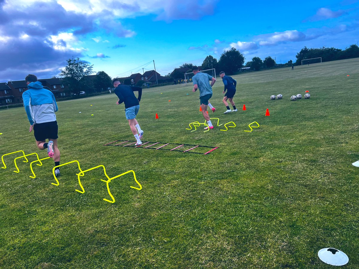 BenHeath2021's tweet photo. Decent wee 5 aside crew doing extra 🙌🏻⚽️📈 Top session with great lads #PrePre @JonnySmith_11 @CharlieHughes32 @callumlang19 @Tompearce98 @ScottSmith_6 🤝 https://t.co/PqJ4h6TxBj