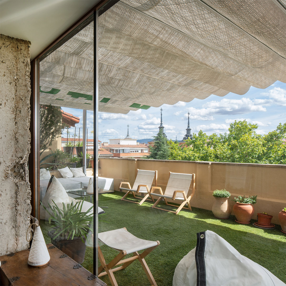 dvelasdesign's tweet photo. DVELAS retractable awnings are a practical and versatile solution for both collective and individual spaces. They allow you to create shaded areas instantly, protecting from the sun and rain, and they can be easily retracted when not needed, optimising the available space. https://t.co/wLDRmNrs28