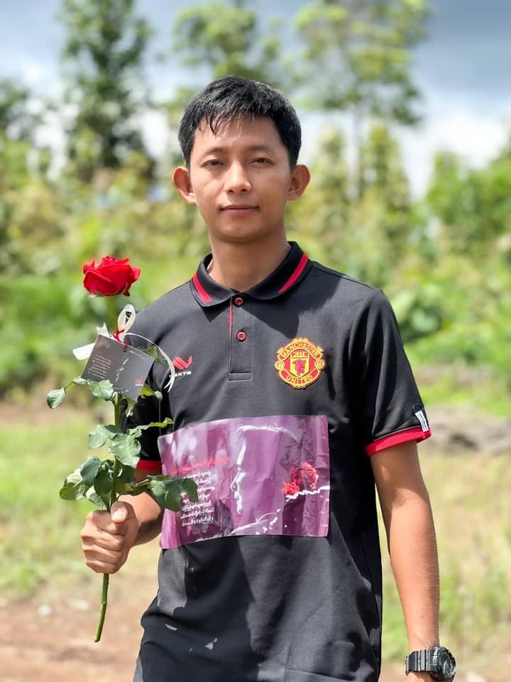 NwayMar12's tweet photo. 𝖧𝖺𝗉𝗉𝗒 79ᵗʰ 𝖡𝗂𝗋𝗍𝗁𝖽𝖺𝗒 Mom🎂🎉❤🌹
"ငုံ့မခံပဲတုံ့ပြန်မယ့်သံမဏိနှင်းဆီ"🌹
ဟေ့ နင်းချေမယ့်သူတွေ
ခရေပွင့်တွေလိုငါမကြွေ
မြေတလက်မပိုင်ခွင့်ရသရွေ့နေ့သစ်ရဲ့အရုဏ်ဦးမှာယုံကြည်ချက်ဆူးတွေဖွင့်ခေါင်းထောင်လို့ဝင့်လိုက်မယ်
ငါဟာ.နီရဲတဲ့နှင်းဆီပွင့်🌹
#Soe Moe Thu
#reddragoncolumn https://t.co/z1NgLQ2G7I