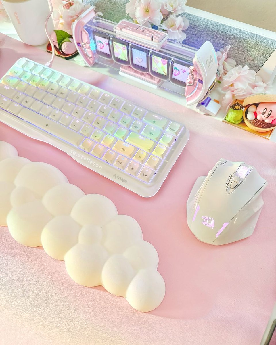 KemoveOfficial's tweet photo. A good keyboard can bring you happiness when typing .📷by gg.stelleson from ins #gamingzonefire #mechanicalkeyboard #lifezonetechnology #gamer #Codeword #desksetup #keycappuller https://t.co/xPt8W1eOVq