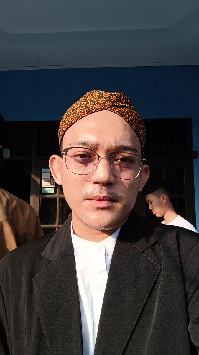 Haha, jadi aneh sendiri. Di keluarga solat eid pada pake baju koko tapi gue pake baju udah kaya mau mantenin 😂