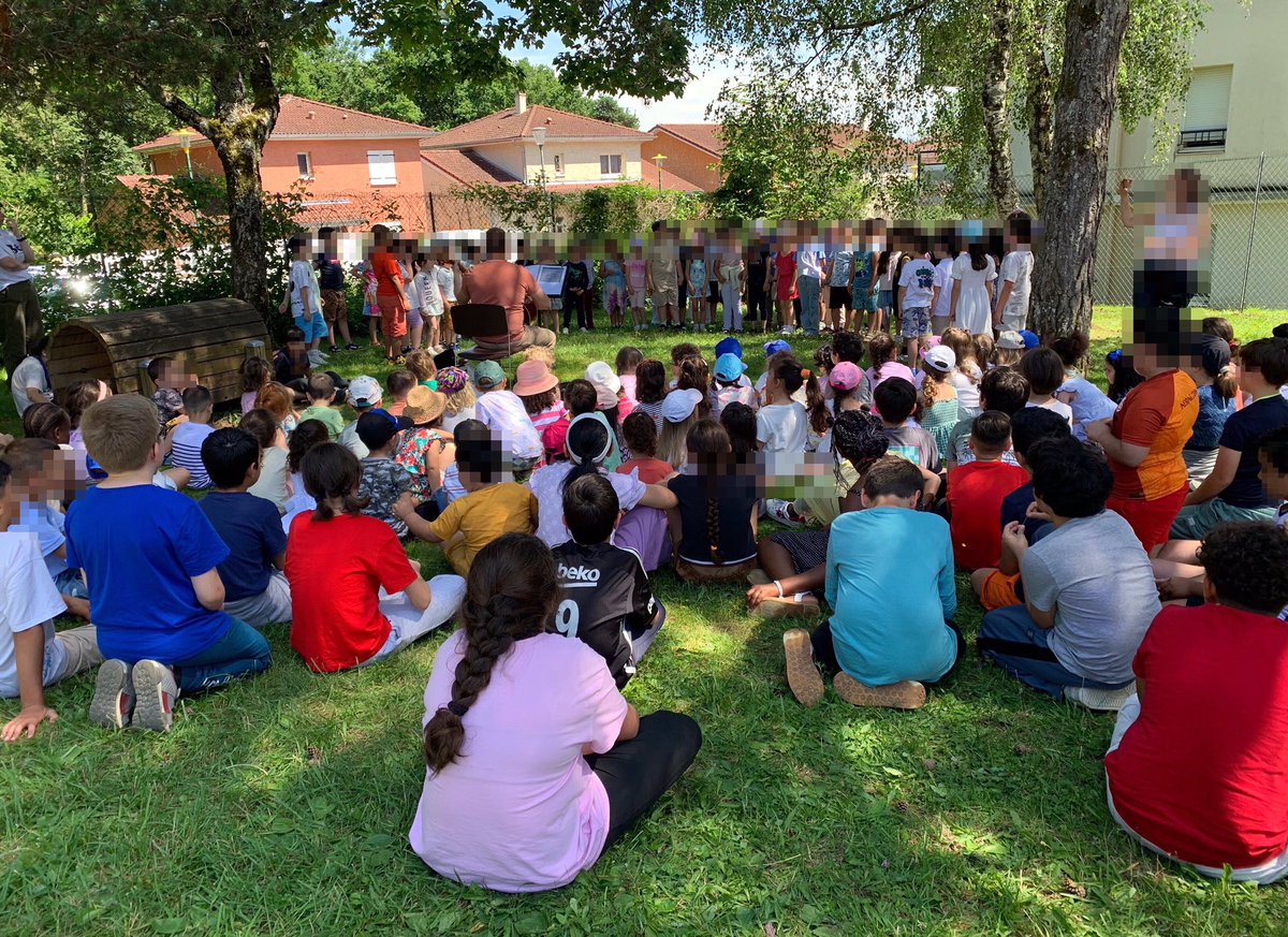 Tous les élèves de l’école rassemblés pour écouter chanter leurs camarades de cycle 2 et jouer la batucada pour les CM1.
Un bien agréable moment avec la chaleur retrouvée.