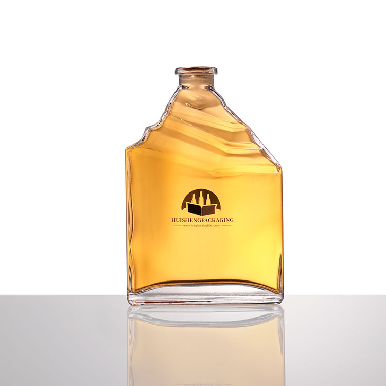 Kee77901546's tweet photo. How to shape glass bottles
The shape of glass bottles is usually completed through the glass blowing process. This process involves blowing a certain amount of molten glass into a metal mold, and then using tools and manual skills to form the appearance and shape of the bottle. https://t.co/PU1CXd0yC0