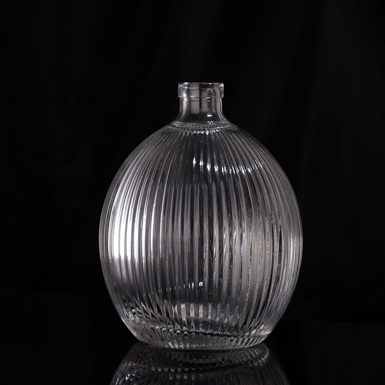 Kee77901546's tweet photo. How to shape glass bottles
The shape of glass bottles is usually completed through the glass blowing process. This process involves blowing a certain amount of molten glass into a metal mold, and then using tools and manual skills to form the appearance and shape of the bottle. https://t.co/PU1CXd0yC0