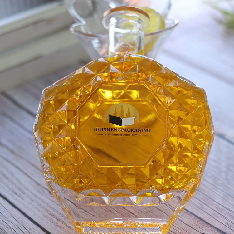 How to shape glass bottles
The shape of glass bottles is usually completed through the glass blowing process. This process involves blowing a certain amount of molten glass into a metal mold, and then using tools and manual skills to form the appearance and shape of the bottle.