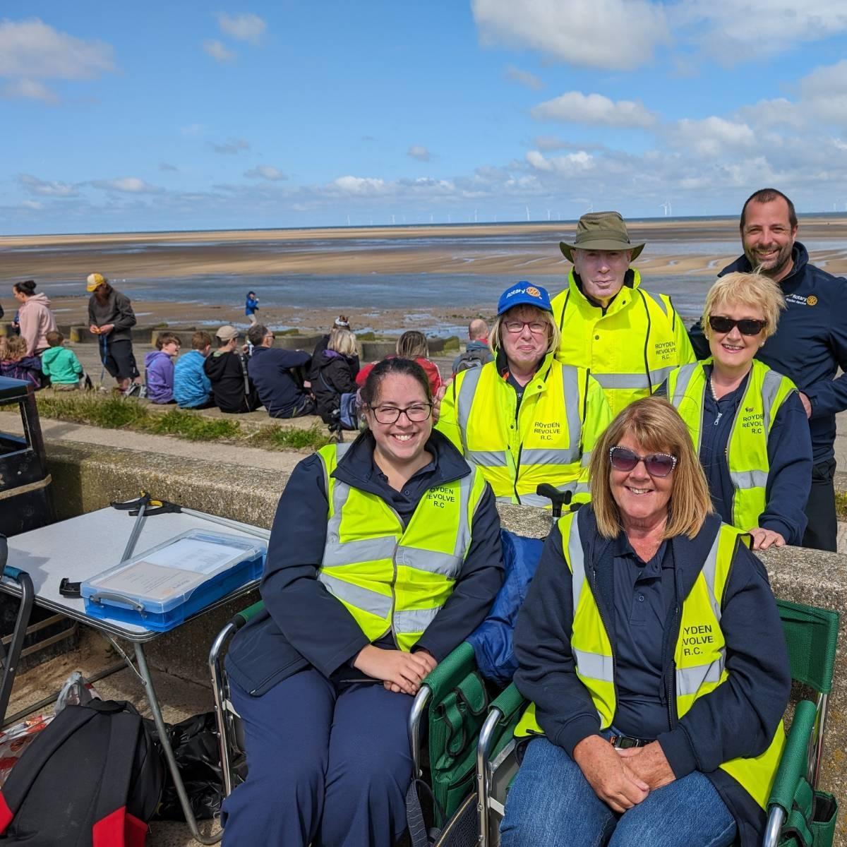 roydeɴ revolve roтαry clυв tweet media