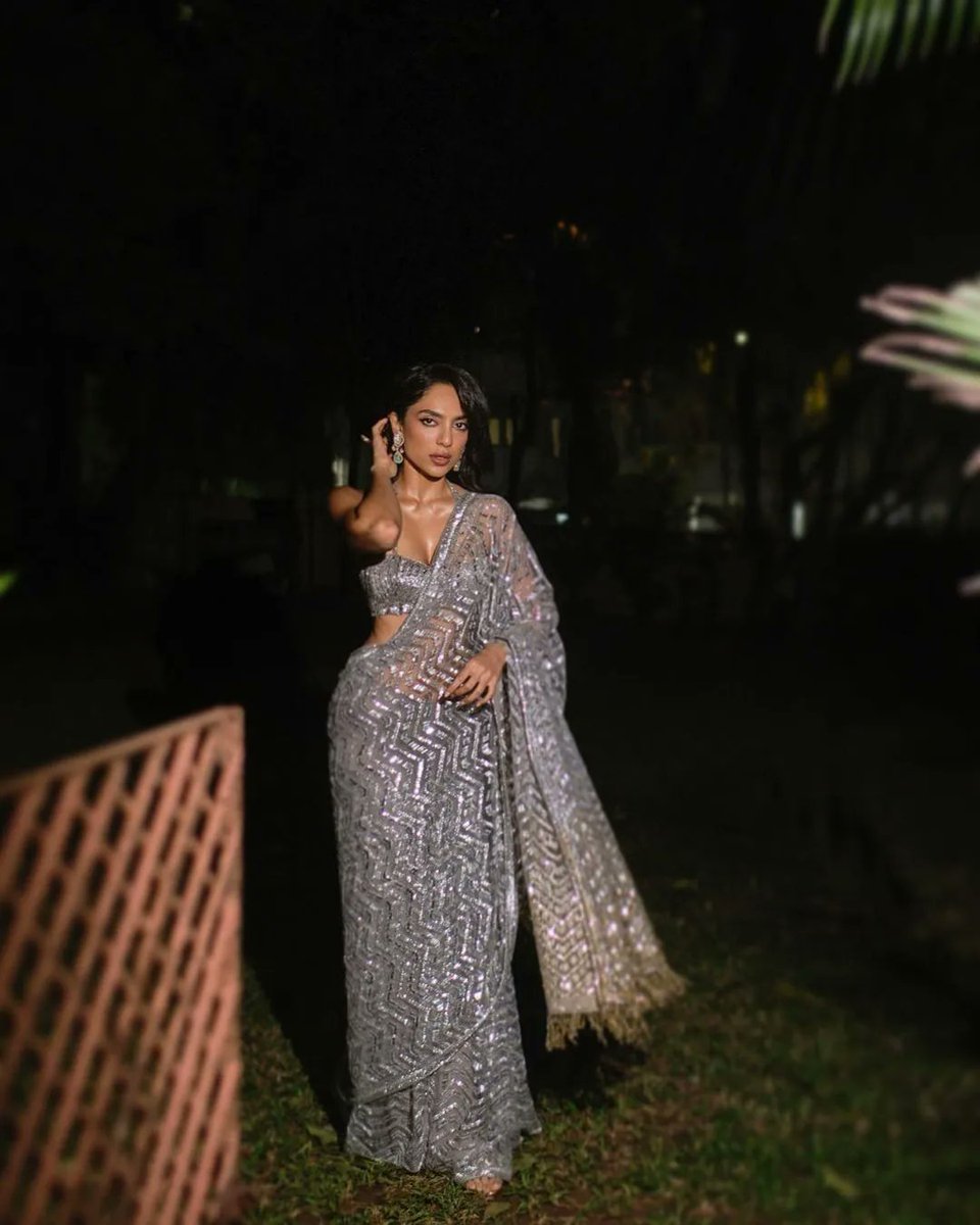 siima's tweet photo. Silver looks stunning on Indian skin, thanks to these actresses 🩶

@sobhitaD @MalavikaM_

#rakulpreet #keerthisuresh #kritisanon #sobhitad #malavikamohanan #tollywood #kollywood #mollywood #bollywood #southactress #SIIMA https://t.co/LqmPoHsUu3