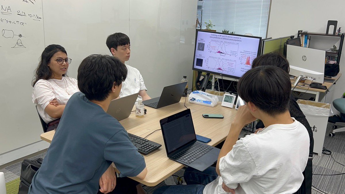 Lab_Nagai's tweet photo. #IUPAB2024 本日の実習模様。佐藤有紀さん(九大医学)も講師として加わってもらい試料作成をデモ。前半組と後半組でペアを作って最終日(金曜)に発表してもらうためにあみだくじ。 https://t.co/hIRU6kNxnZ