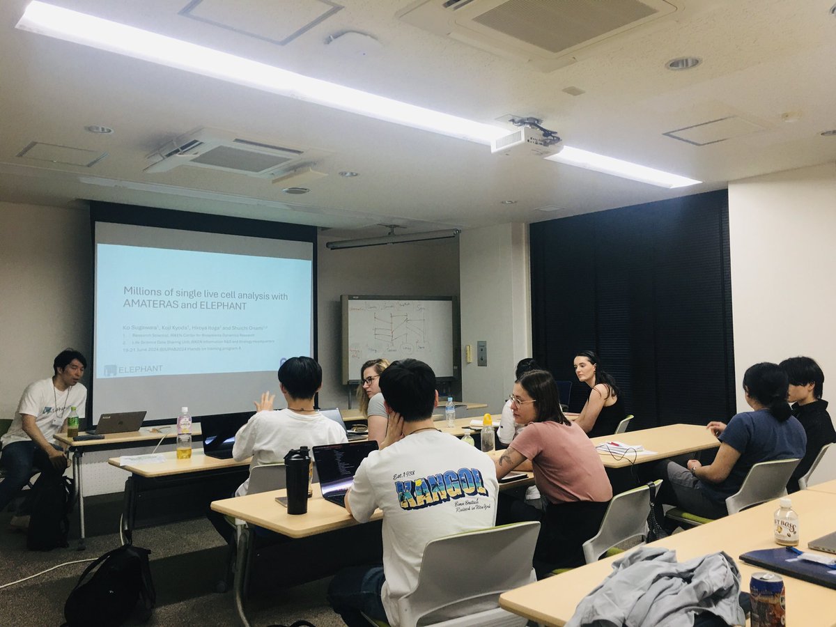 Lab_Nagai's tweet photo. #IUPAB2024 本日の実習模様。佐藤有紀さん(九大医学)も講師として加わってもらい試料作成をデモ。前半組と後半組でペアを作って最終日(金曜)に発表してもらうためにあみだくじ。 https://t.co/hIRU6kNxnZ