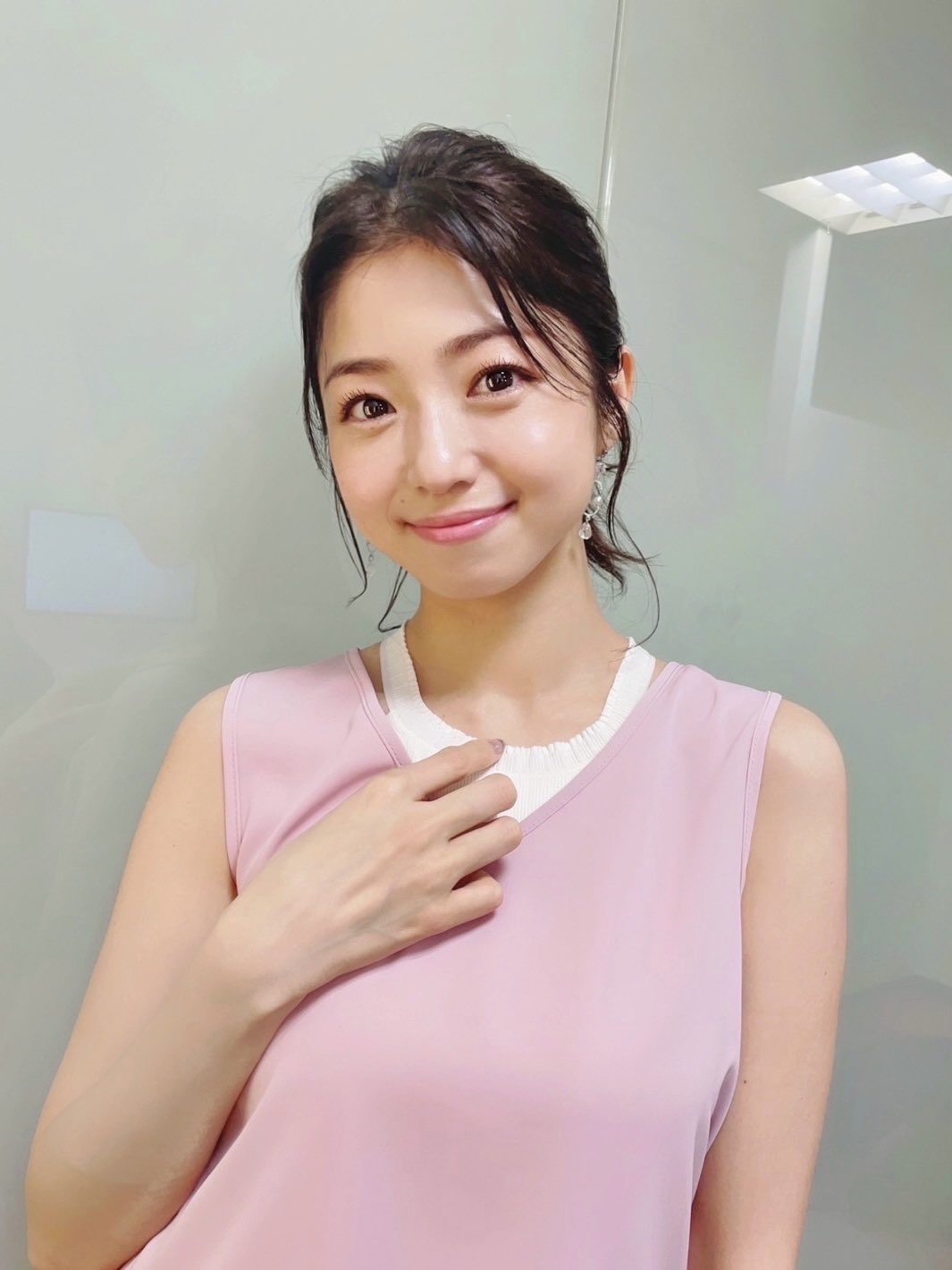 中村静香　アイコラ お勧めアイテムのご紹介✨ 『ブラタンクトップ』 カップ付きなので、私はあえて見せるインナーとしてこんな風に着ているよ  ブラやショーツなども豊富ですので皆さんチェックしてみて✌️💓 https://t.co/81qSXwDZa8 #Nale #ナーレ #PR  #ナーレで幸せに ...