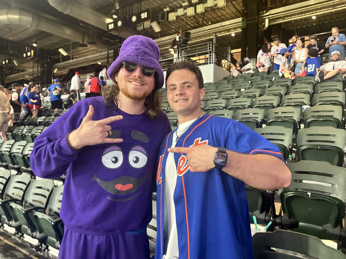 CabarcasJason's tweet photo. @alsostephenking was a pleasure to meet you legend https://t.co/5vxE9JP2MY