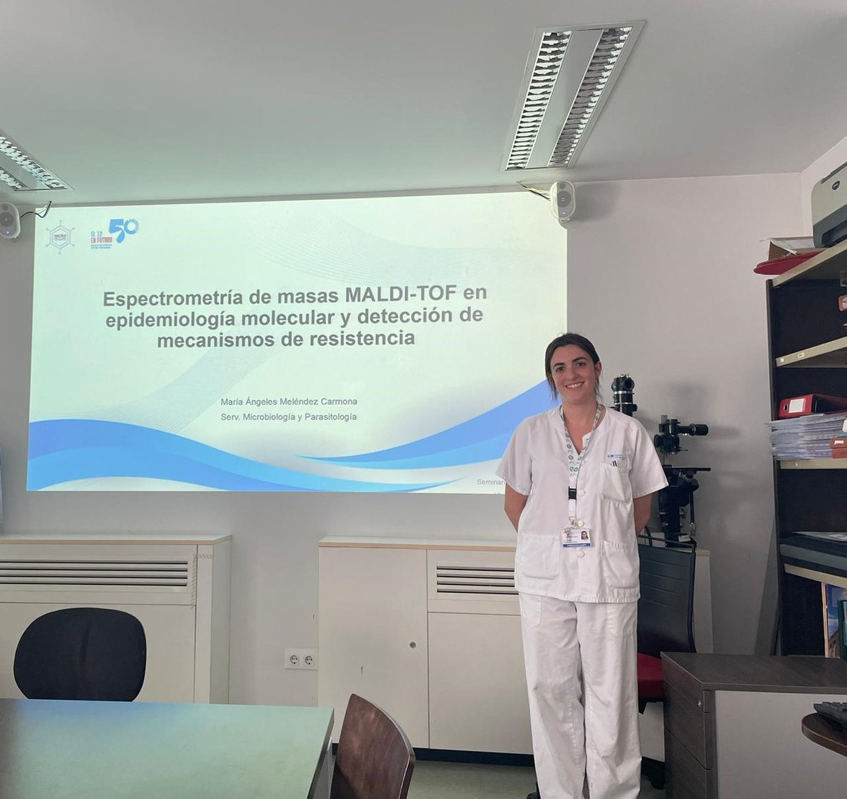 Ayer, en la sesión del servicio, nuestra compañera <a href="/marmelcar/">M. Ángeles Meléndez</a> nos pone al día sobre las aplicaciones de MALDI-TOF en epidemiología molecular y detección de mecanismos de resistencia 🧫