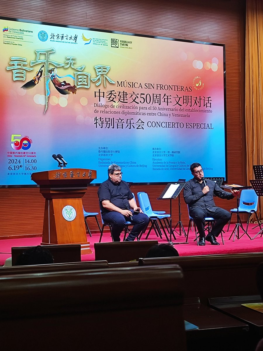 Maestro Jesús Uzcátegui explica la ruta académica de El Sistema ante los asistentes al Conversatorio Diálogo de civilización para el 50 aniversario del establecimiento de relaciones diplomáticas entre China y Venezuela.
<a href="/CancilleriaVE/">Cancillería Venezuela 🇻🇪</a> <a href="/VillagranCepeda/">Héctor Villagrán Cepeda</a>