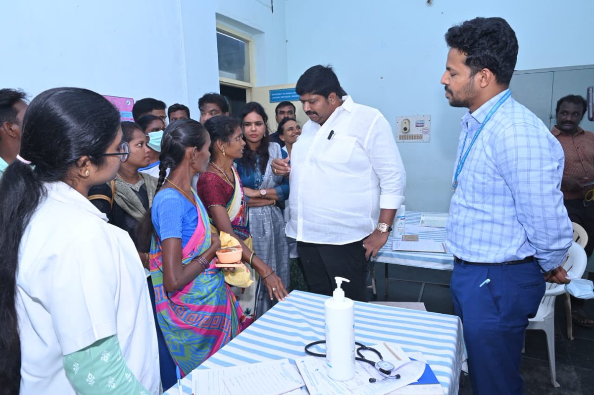 JM_Gurajala's tweet image. చిత్తూరు ప్రభుత్వ ఆస్పత్రిని ఆకస్మిక తనిఖీ చేసిన చిత్తూరు ఎమ్మెల్యే గురజాల జగన్ మోహన్ గారు. అనారోగ్యం బారినపడి చికిత్స పొందుతున్న వారికి అందుతున్న సదుపాయాల గురించి రోగులను మరియు వైద్య సిబ్బందిని అడిగి తెలుసుకున్న గురజాల జగన్ మోహన్ గారు.
ఆస్పత్రి పరిసర ప్రాంతాలు పరిశుభ్రంగా…
