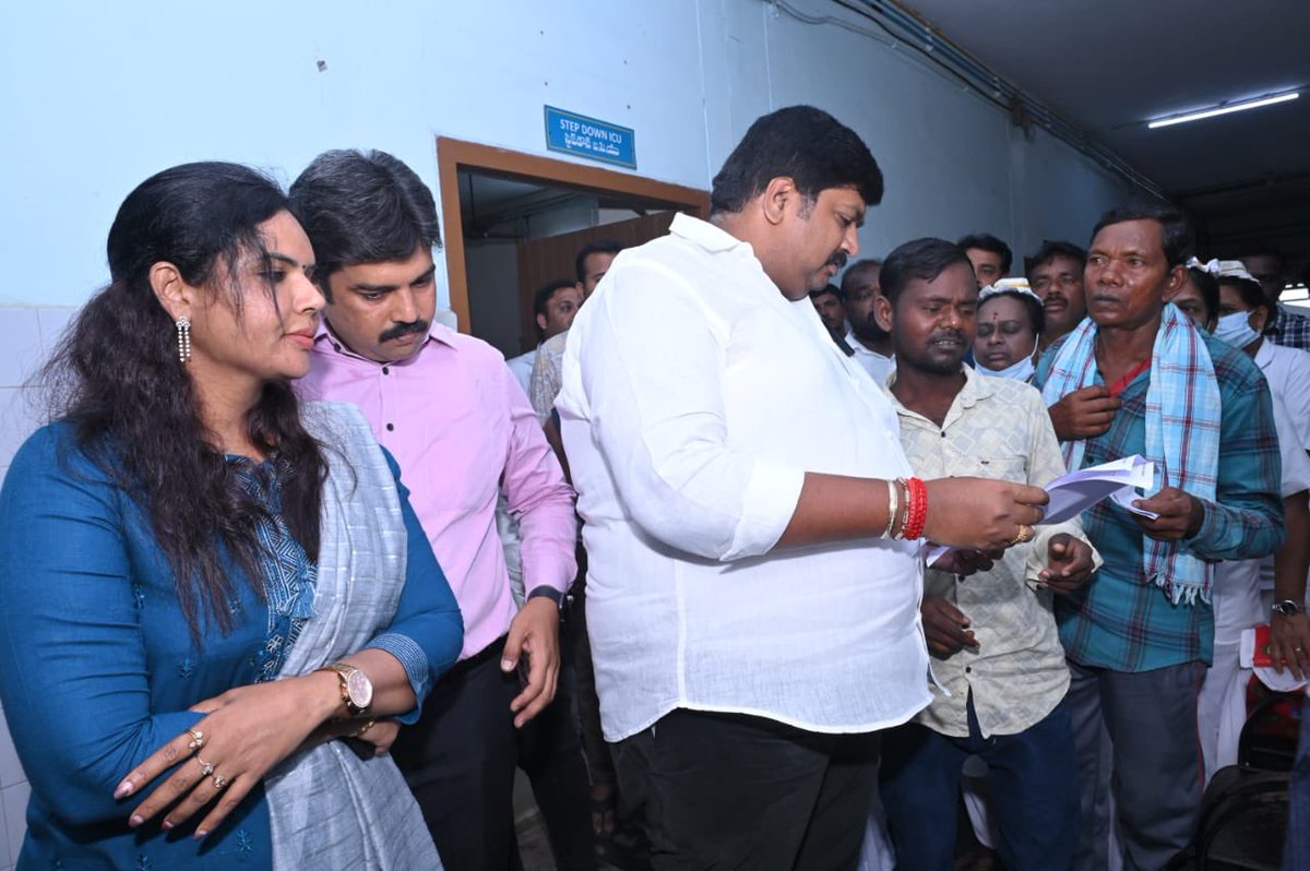 JM_Gurajala's tweet image. చిత్తూరు ప్రభుత్వ ఆస్పత్రిని ఆకస్మిక తనిఖీ చేసిన చిత్తూరు ఎమ్మెల్యే గురజాల జగన్ మోహన్ గారు. అనారోగ్యం బారినపడి చికిత్స పొందుతున్న వారికి అందుతున్న సదుపాయాల గురించి రోగులను మరియు వైద్య సిబ్బందిని అడిగి తెలుసుకున్న గురజాల జగన్ మోహన్ గారు.
ఆస్పత్రి పరిసర ప్రాంతాలు పరిశుభ్రంగా…
