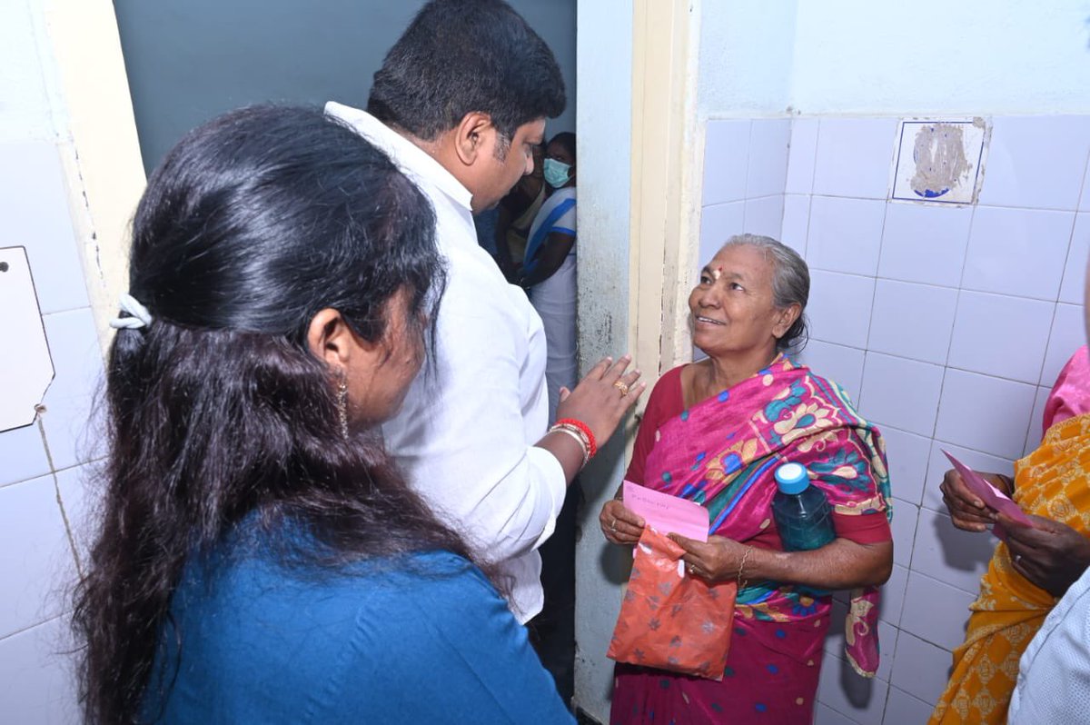 JM_Gurajala's tweet image. చిత్తూరు ప్రభుత్వ ఆస్పత్రిని ఆకస్మిక తనిఖీ చేసిన చిత్తూరు ఎమ్మెల్యే గురజాల జగన్ మోహన్ గారు. అనారోగ్యం బారినపడి చికిత్స పొందుతున్న వారికి అందుతున్న సదుపాయాల గురించి రోగులను మరియు వైద్య సిబ్బందిని అడిగి తెలుసుకున్న గురజాల జగన్ మోహన్ గారు.
ఆస్పత్రి పరిసర ప్రాంతాలు పరిశుభ్రంగా…