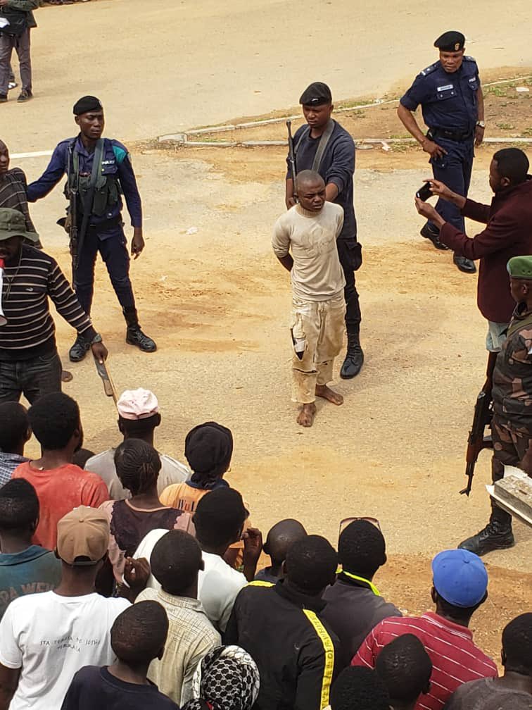 bakadifuilaChri's tweet photo. Urgent๐จ #ITURI
La police a mis la main sur des terroristes ADF tueurs de la population dans la citรฉ de #WITCHA.
Dโaprรจs une source sur place, ces hommes arrรชtรฉs (ADF)sont des enfants de la citรฉ qui sโen prennent ร la population brulant maisons et vรฉhicules des commerรงants. https://t.co/plqlv7hYKU