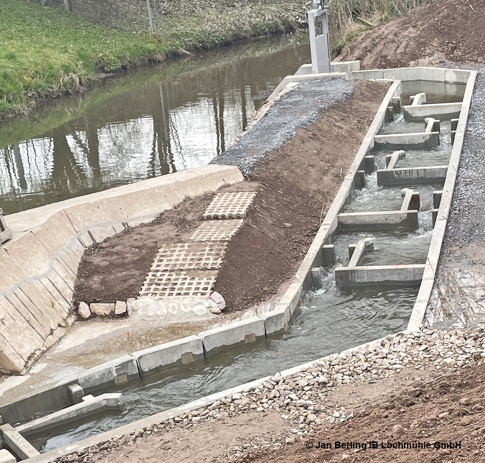 zekHydro's tweet photo. Innovative #Fischaufstiegsanlage #enature® von MABA sorgt am Erlbach bei Gera auch bei beengten Platzverhältnissen für die ökologische Durchgängigkeit. Mehr ab S. 72 https://t.co/I3r8SyWhzX #kleinwasserkraft #hydro https://t.co/LmpG91OO9E