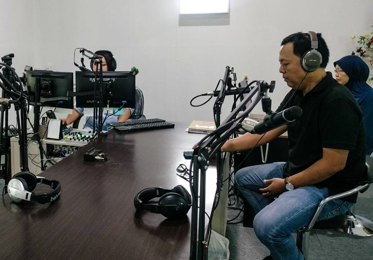 Serunya ngomong panjang lebar soal dunia penulisan di era digital. Di luar sana, ternyata masih banyak orang yg belum tahu ada yg namanya platform menulis digital. 
Terima kasih RRI Pro1 Solo atas kesempatan yg diberikan.