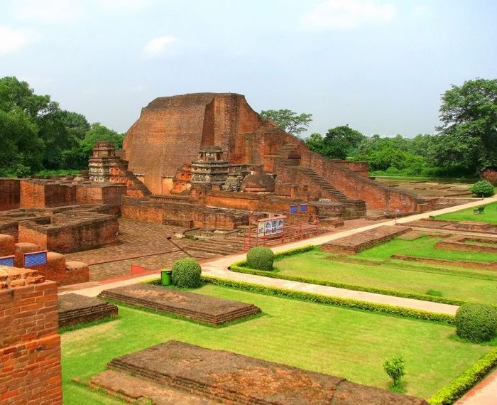📜 THREAD: Uncovering the Rich History of Nalanda University 🏛📚

1/10 Nalanda University, often hailed as the world's first residential university, was a center of learning in ancient India from 427 to 1197 AD. It was a beacon of knowledge and wisdom, attracting scholars and