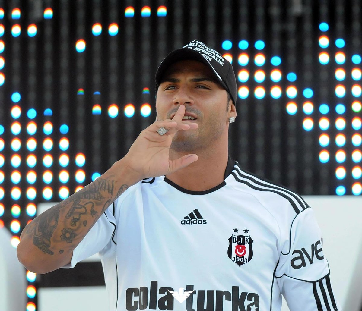 HaberKartali's tweet photo. 📅 Tarihte Bugün: 19 Haziran 2010.  

Türk spor tarihinin en görkemli imza töreni gerçekleşti. Ricardo Quaresma, İnönü Stadı'nda Beşiktaş'a imza attı.