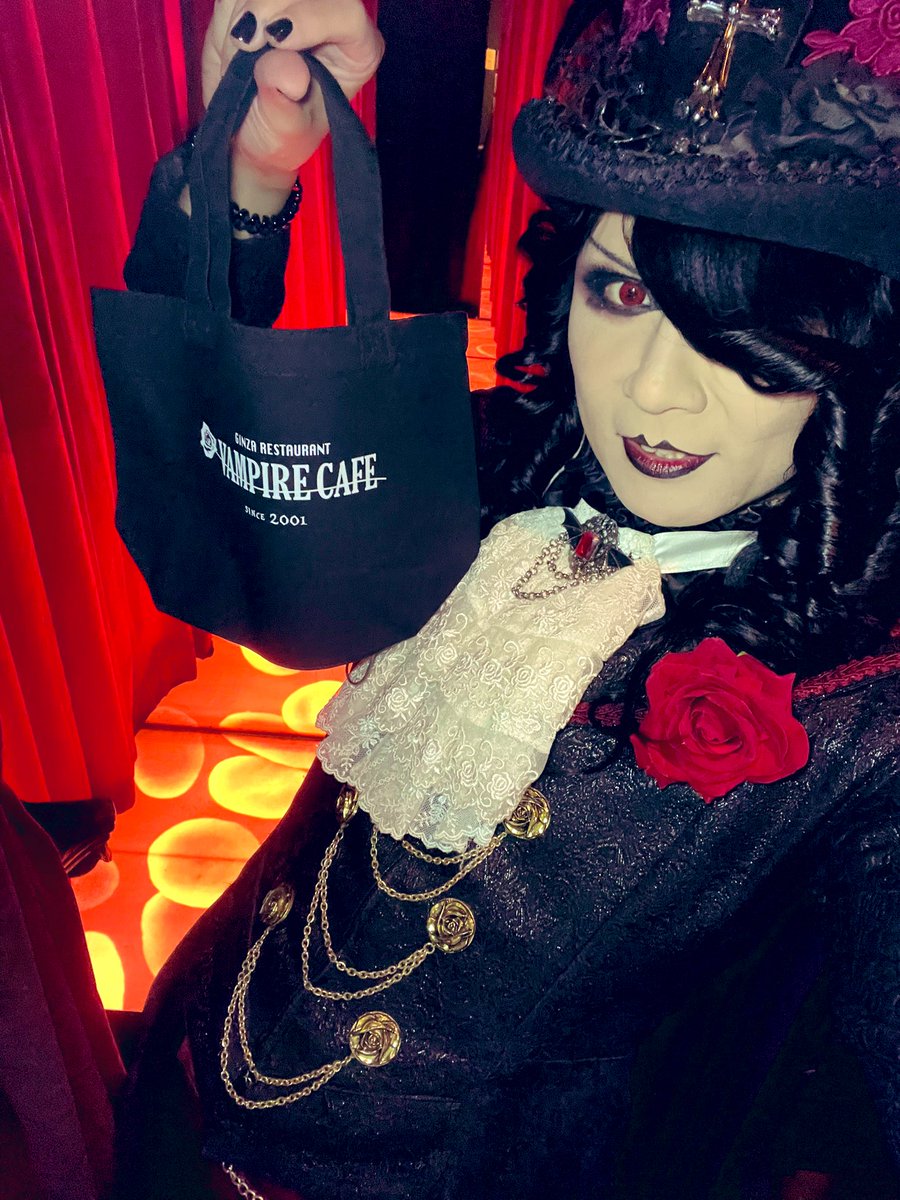 fromVampireRose's tweet photo. 🌹ヴァンパイアカフェ 23周年期間中🌹

まだ食べてない者たちは記念コース食べに来給えよψ(｀∇川)ψ

周年カクテルご注文の方には記念品としてVAMPIRECAFEトートバッグをプレゼント！

※トートバッグ残りわずか！

ご予約はこ血ら🧛🏻‍♂️
https://t.co/pKuDw8k6hP https://t.co/vjk7DQQ0bt