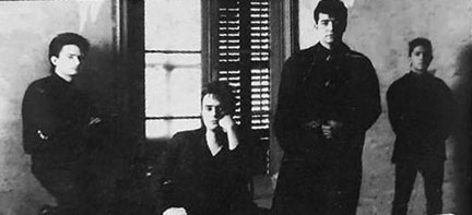 Extraños en la Noche fue una banda de #Barcelona de #los80 cuyo lado #rockero encajaba en un #pop rítmico que se fue haciendo más melódico. De sus discos radiamos African boy, No le des más vueltas, Timba de póker, Cuando todo acaba y Magia en tu piel. lascallesdelpop.net/Lista%20Entrev…